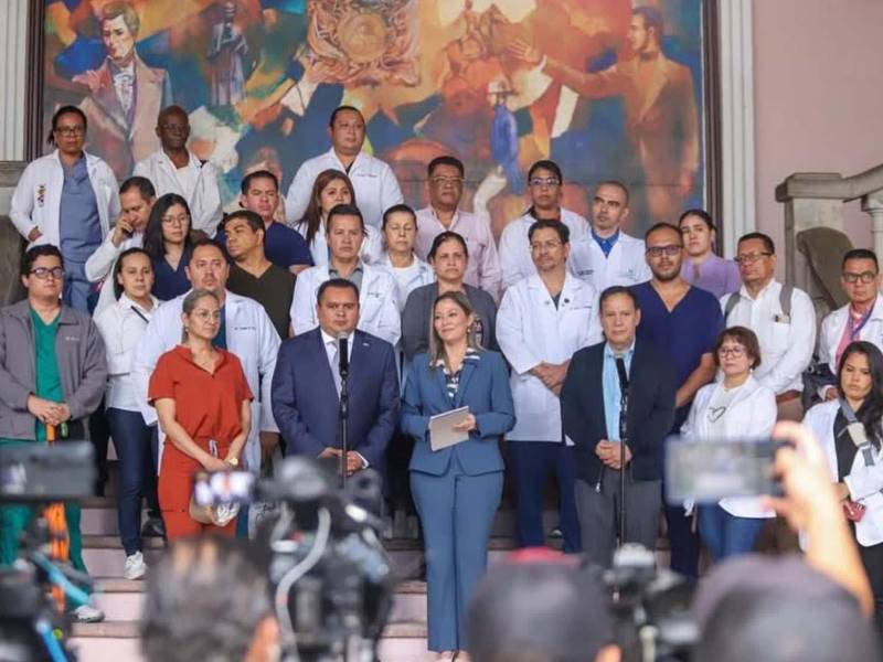 Autoridades del Gobierno y representantes del Colegio Médico de Honduras alcanzaron acuerdos sobre salario, reintegro y condiciones laborales del gremio médico.