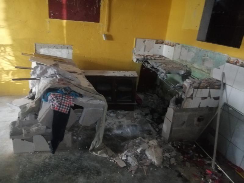 La vivienda en disputa por los hermanos, ubicada en el barrio Mejía de La Ceiba, quedó severamente dañada por dentro y fuera.