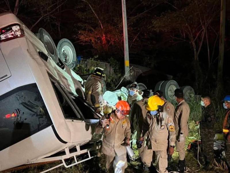 Los cuerpos de al menos ocho personas fallecidas en el accidente de tránsito registrado la tarde del domingo en la carretera CA-4, a la altura del sector de Camalote, en Quimistán, Santa Bárbara, permanecen en la morgue forense de San Pedro Sula, donde familiares han comenzado el proceso de identificación y retiro.