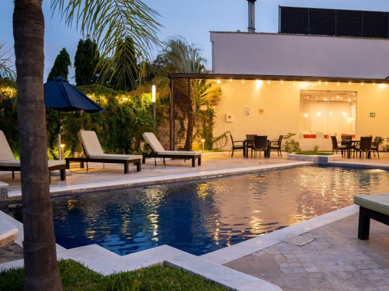 El hotel cuenta con piscina, jacuzzi y gimnasio totalmente equipado para los visitantes.