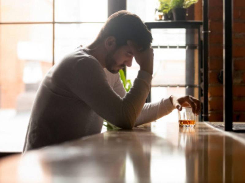 Las consecuencias de la dependencia emocional incluyen ansiedad, conductas obsesivas y depresión.