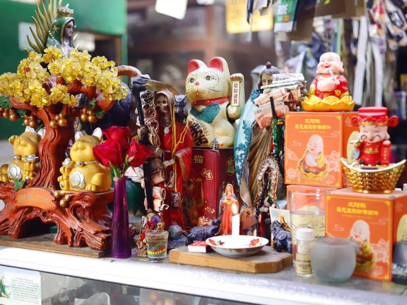 Los productos para atraer clientes y prosperidad también forman parte de la oferta dirigida a comerciantes y familias.