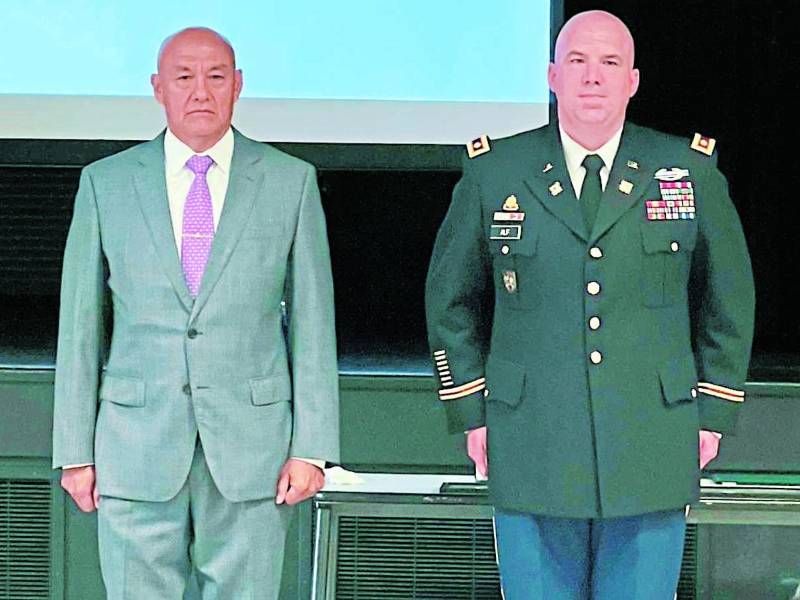 Marco Tulio Mendoza durante la ceremonia de entrega de la medalla al Servicio Civil Meritorio.