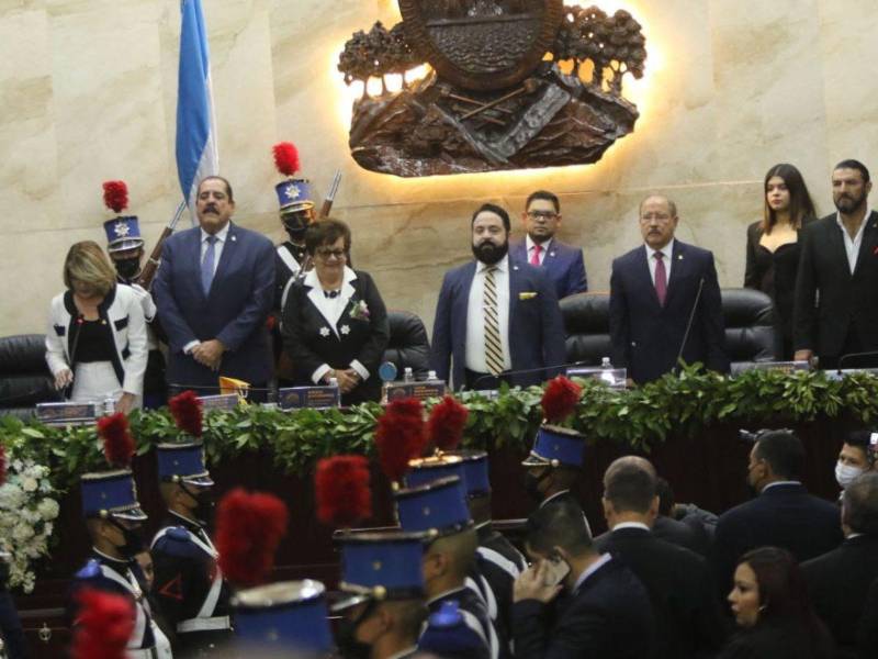 La designada presidencial, Doris Gutiérrez, el presidente del Congreso, Luis Redondo, y Hugo Noé Pino, vicepresidente del Legislativo.