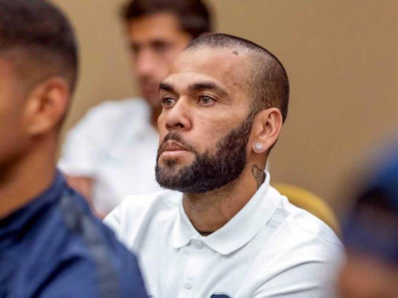 Dani Alves sigue negando la versión de los hechos.