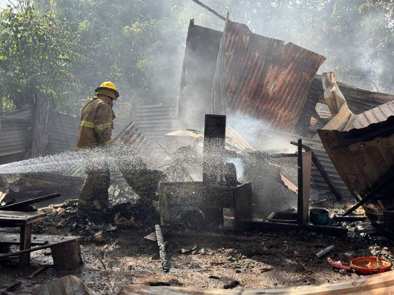 Familia pierde su vivienda tras incendio en Cofradía.