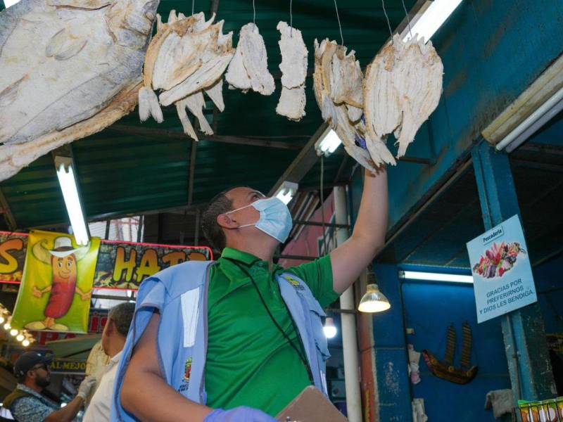 Rafael Rodríguez, coordinador de vigilancia epidemiológica, durante la inspección en un mercado de San Pedro Sula.