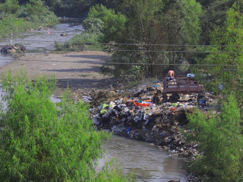 Cada día la contaminación en los rios es mayor por las cantidades de basura que arrojan las personas sin escrúpulos.