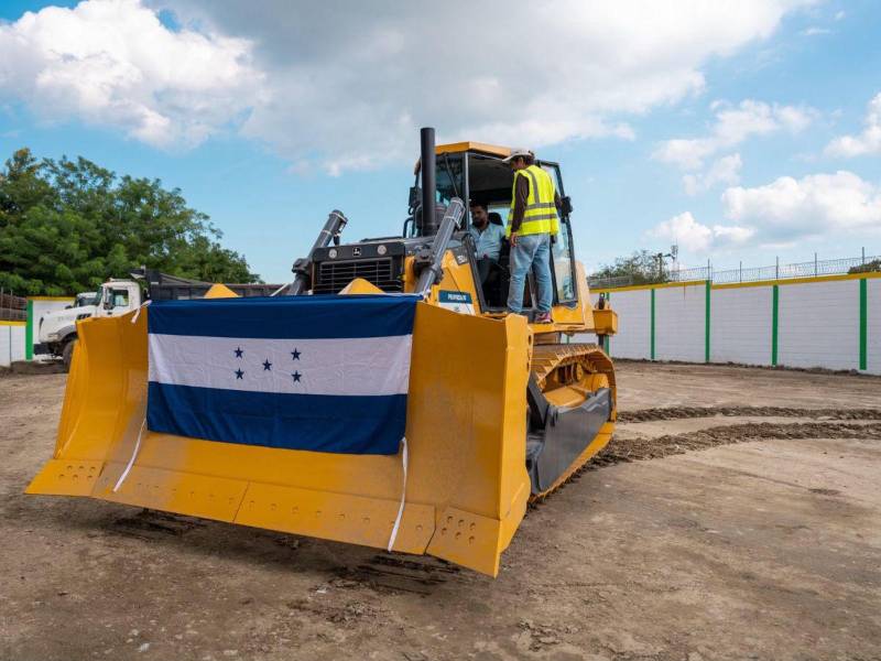 Este es el tractor oruga que fue entregado a la alcaldía y servirá para atender emergencias cuando llueva y a las comunidades.