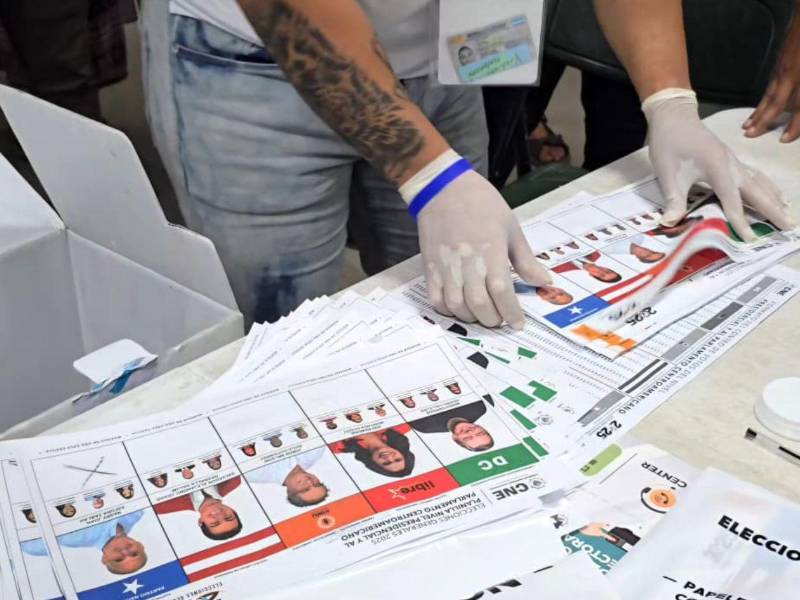 Una persona realiza conteo de votos durante el escrutinio especial.