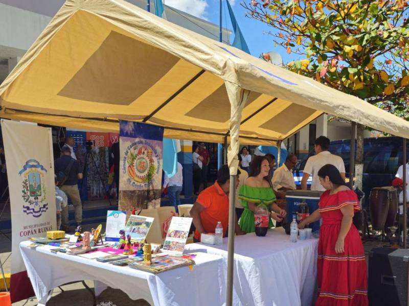 Los viajeros que ingresaron al país fueron recibidos con marimba, souvenirs y material informativo.