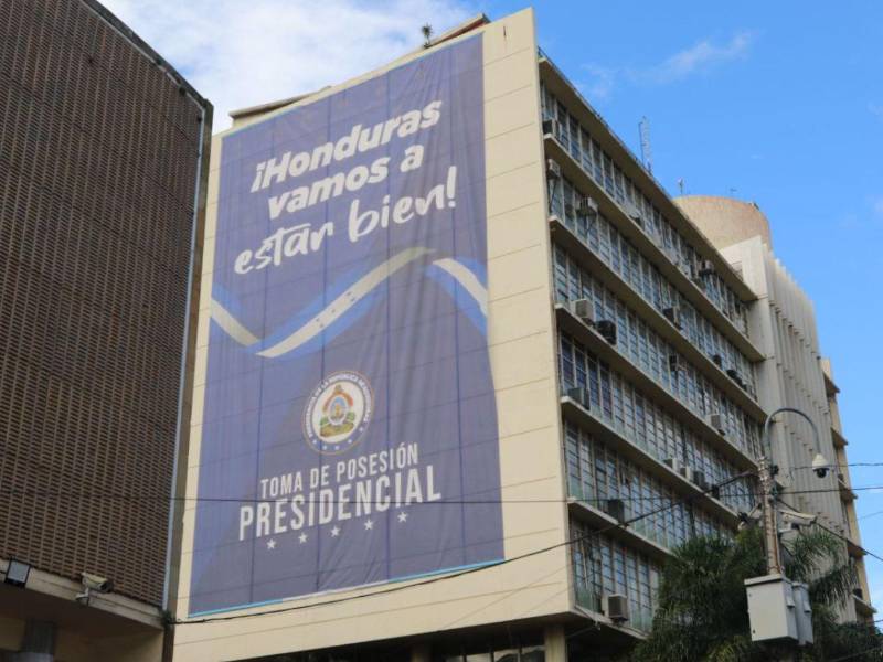 Una promesa que se convierte en el nuevo eslogan del gobierno de Nasry Asfura cuelga del edificio del Congreso Nacional, donde se lleva a cabo la toma de posesión.