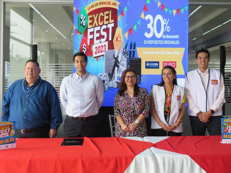 Ramón Paz, gerente de Ventas; Dyego Reyes, gerente de Mercadeo Excel Talleres; Ana Ordoñez, representante de AutoFácil; Carmen Gonzales, gerente de Ventas; y Hugo Flores, gerente de Mercadeo Excel.