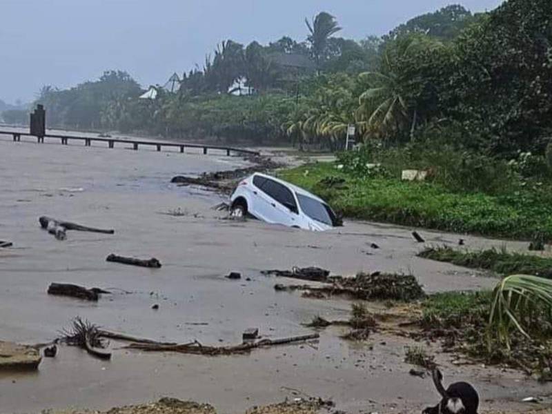 Uno de los dos carros que fueron arrastrados por las aguas que han dejado las lluvias en Roatán, Islas de la Bahía.