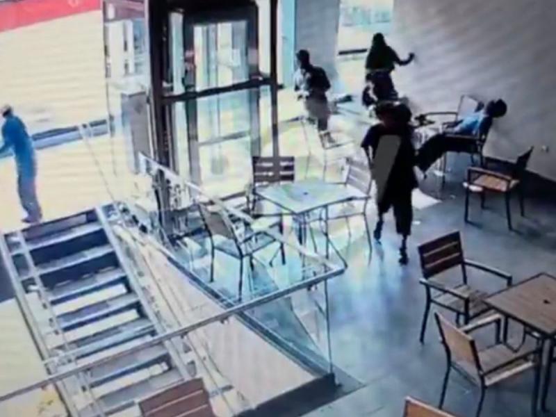 Cámaras de seguridad captaron el momento en que Fabricio Sebastián García fue atacado a disparos dentro de una gasolinera en el sector de Los Pinos, en la capital