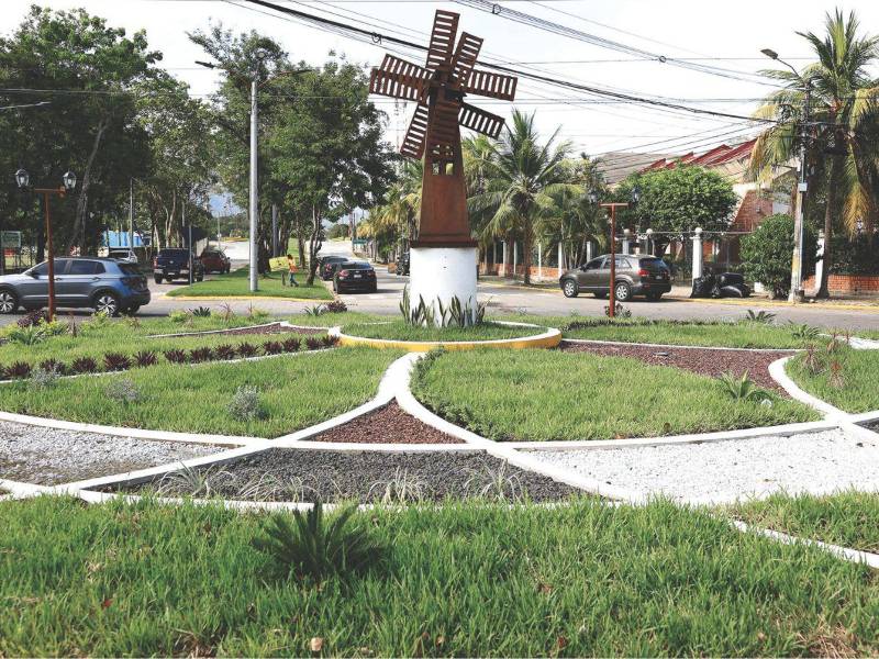 Esta rotonda en el lado de Jardines del Valle, permitirá a conductores acceder al puente y los bulevares sin mayores complicaciones.