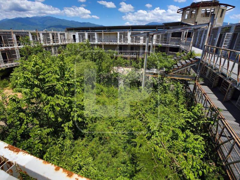 El Gobierno de Honduras evalúa convertir el centro penal de La Acequia, en Santa Bárbara, en una cárcel de máxima seguridad para mantener aislados a los cabecillas de estructuras criminales y evitar que continúen ordenando delitos desde los recintos penitenciarios.