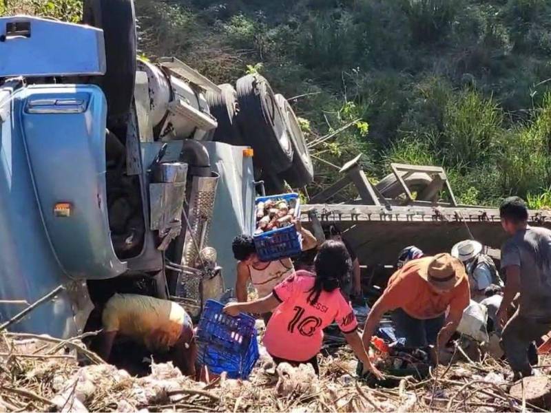 Una rastra terminó con las llantas hacia arriba tras caer a una hondonada luego de sufrir desperfectos mecánicos en Copán