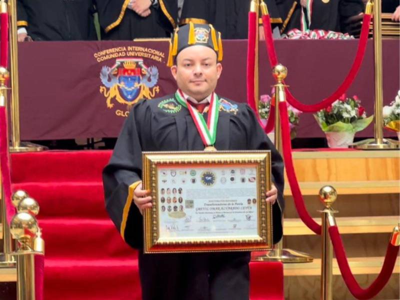 La conferencia internacional de la comunidad universitaria, entregó el titulo de doctor honoris causa, al Hondureño Grevil Omar Alvarado Leiva, por su ardua labor en favor de la migración y de familias de escasos recursos en Tapachula.