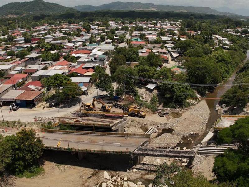 Los pobladores de la zona piden a las autoridades que agilicen la licitación del puente oeste pues únicamente han comenzado a trabajar en el del este.