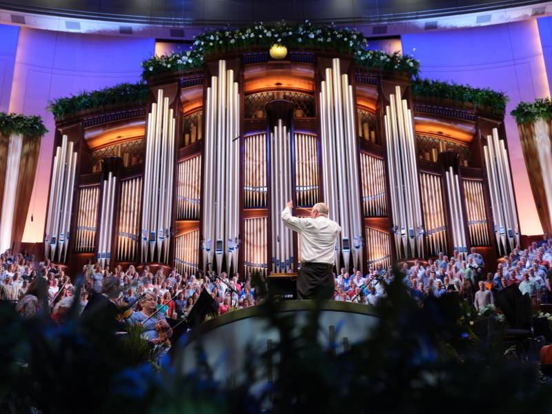 Las transmisiones semanales de “Música y Palabras de Inspiración” llegan ahora a 5 millones de escuchas. (Lindsay D’Addato para The New York Times)