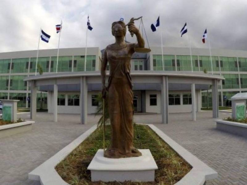 Rafael Rodríguez, director departamental de Educación de Cortés, compareció este lunes ante los juzgados de San Pedro Sula para responder a una querella presentada por el exdiputado del Partido Libertad y Refundación (Libre),