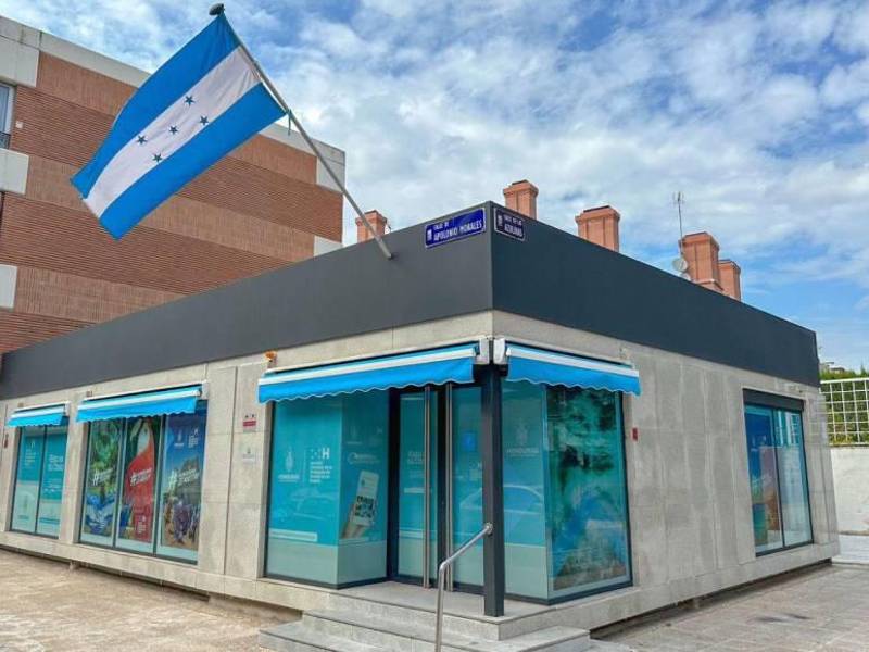 El consulado de Honduras en Madrid se ubica en la calle Apolonio, Morales 3, bajo H, 28036, Metro Plaza de Castilla.