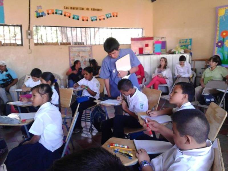El voluntario Tomohiro Aoki supervisa a uno de los alumnos.