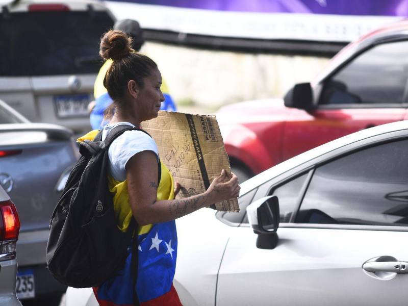 Son pocos los venezolanos y extranjeros que piden ayuda en las calles de la capital y San Pedro Sula.