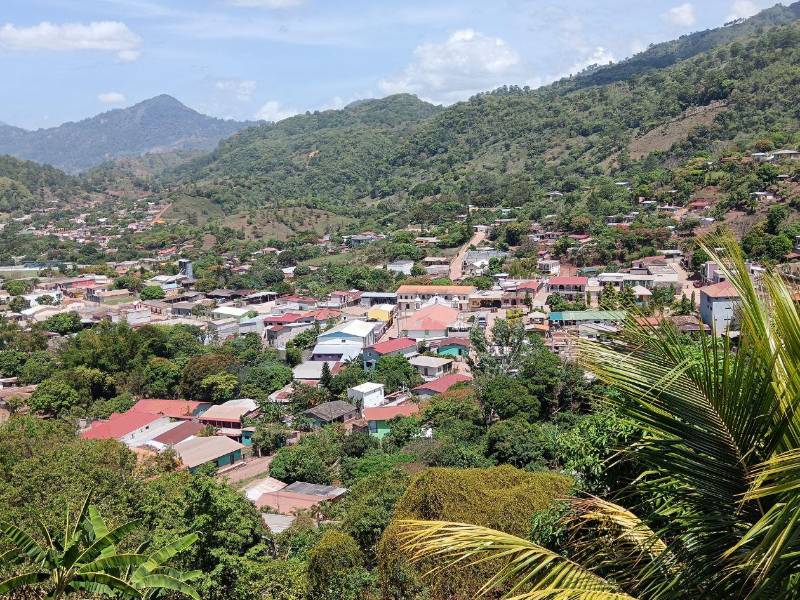 El municipio de La Unión está ubicado en el norte del departamento de Lempira. Gracias a las remesas, los habitantes de este municipio mejoran sus casas y construyen nuevas para vivir en mejores condiciones.