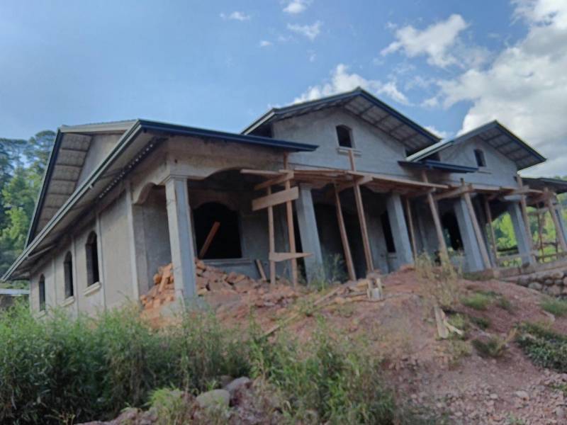 Dentro y fuera del área urbana de La Unión están en proceso de construcción varias viviendas como estás cuyos materiales son comprados en las ferreterías locales que son abastecidas desde las grandes ciudades.