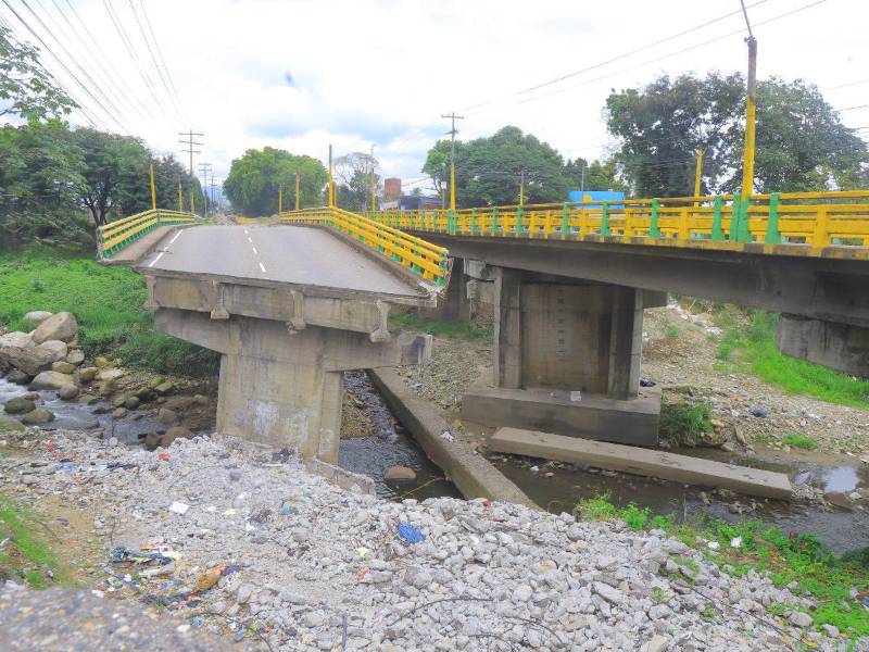 Así está el puente caído en Las Brisas no ha sido demolido y no hay equipos trabajando en la zona.