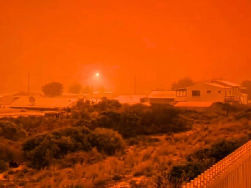 Un fenómeno natural causado por el avance del ciclón Narelle dejó a los habitantes de Australia Occidental boquiabiertos: el cielo se tornó de un intenso color rojo en varias ciudades de la región de Gascoyne, al noroeste del país.