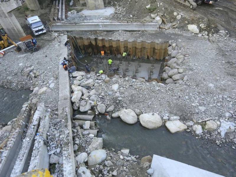 Después de 16 meses han pasado desde que colapsó uno de los puentes gemelos de Las Brisas y aún no se ha terminado el proyecto pese a que fue declarada una urgencia vial corporativa. La buena noticia es que los trabajos se reanudaron.
