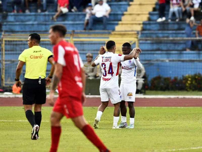 Los goleadores del partido para el Olimpia, Kevin López y Edwin Solani Solano, ante la Real Sociedad.