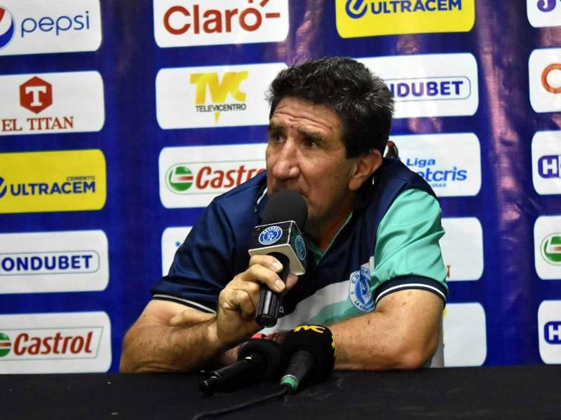 Héctor Vargas compareciendo en rueda de prensa tras perder contra el Motagua.