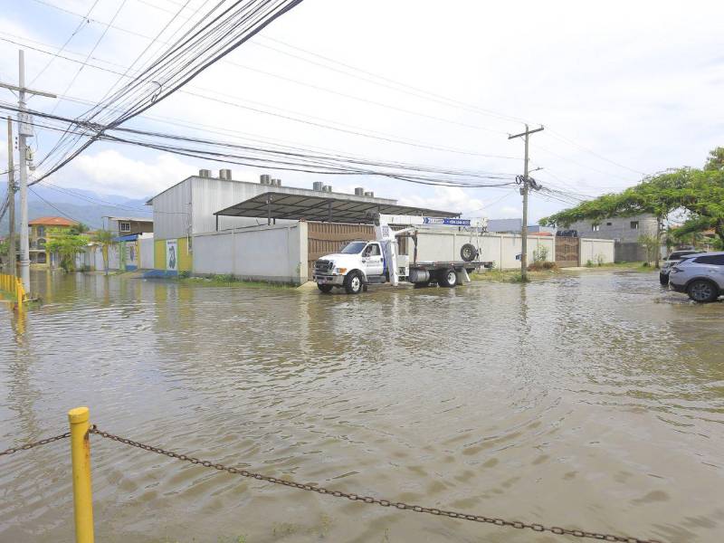 Varias calles y colonias de San Pedro Sula sufren inundaciones cuando se registran lluvias intensas. En menos de 20 minutos, los sectores más vulnerables pueden quedar anegados por la acumulación de agua.