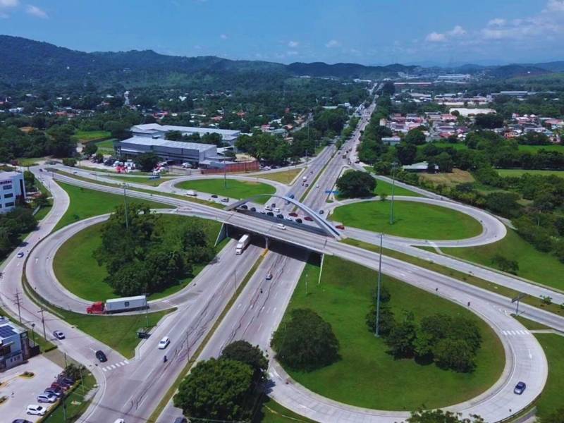 Modelo Jetour Dashing en color negro luciendo su imponente presencia en las calles sampedranas.