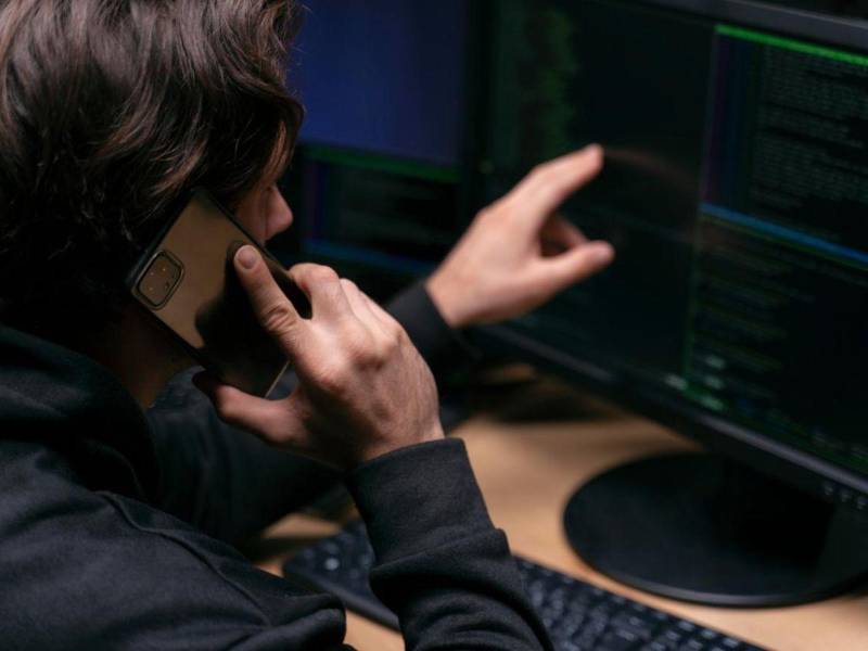 Una Persona revisa sus datos en un monitor de computadora