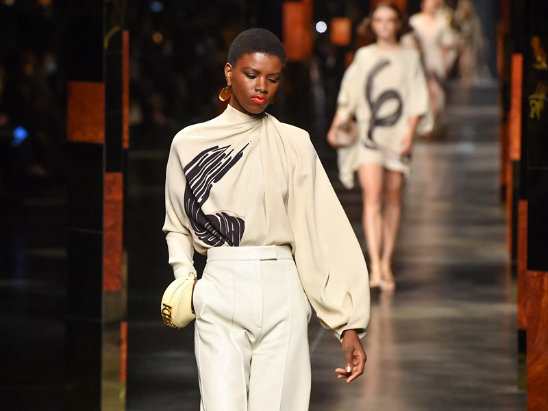 Los trajes de blusa y pantalón predominan.