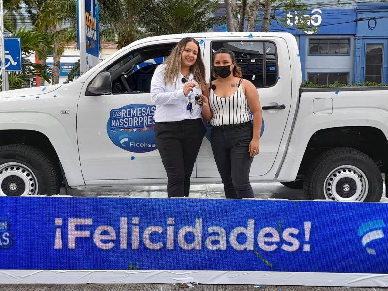 La ganadora del Amarok del año, Lilian Mahily López Varela, ya recibió su premio por participar en la promoción de Banco Ficohsa.