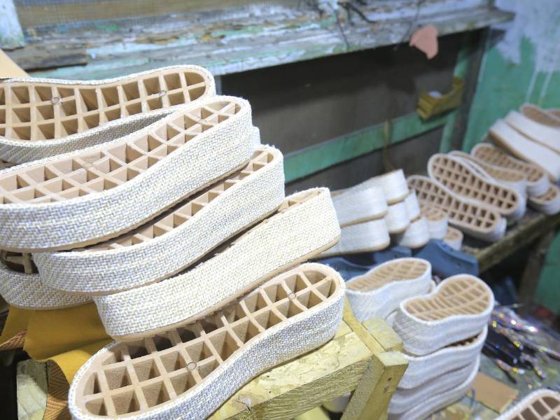 Los artesanos de la ciudad industrial enfrentan bajas ventas por el ingreso de mercadería extranjera, además de pérdidas ocasionadas por los cortes de energía eléctrica, que retrasan la producción y la entrega de pedidos.