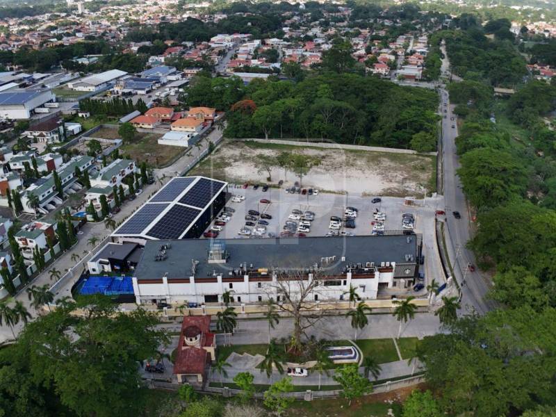 Merendón Place, un centro comercial desarrollado bajo el concepto “lifestyle”, con amplios espacios, una tienda deportiva de 500 metros cuadrados, cafés y restaurantes.