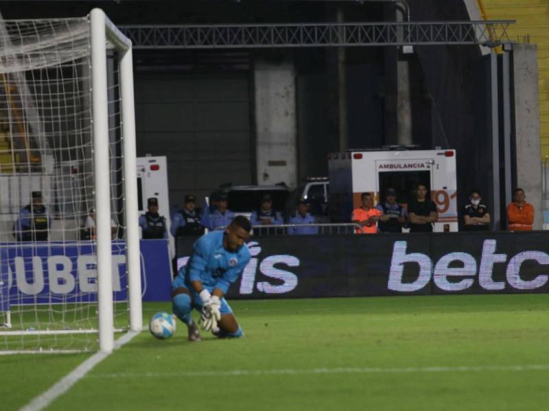Momento donde el balón se le escapó a Luis Ortiz tras el tiro libre de Edwin Rodríguez.