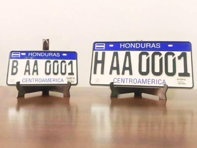 La falta de placas metálicas se arrastra desde <b>mayo de 2023</b>, cuando el IP dejó de emitirlas por falta de material y comenzó a utilizar permisos y distintivos provisionales impresos. Desde entonces, distintos procesos de contratación enfrentaron retrasos y las fechas anunciadas para normalizar el servicio no se cumplieron.