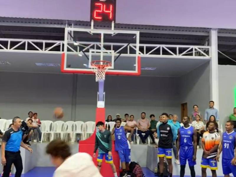 La alcaldesa de Puertoi Cortés cae tras hacer el saque inicial.