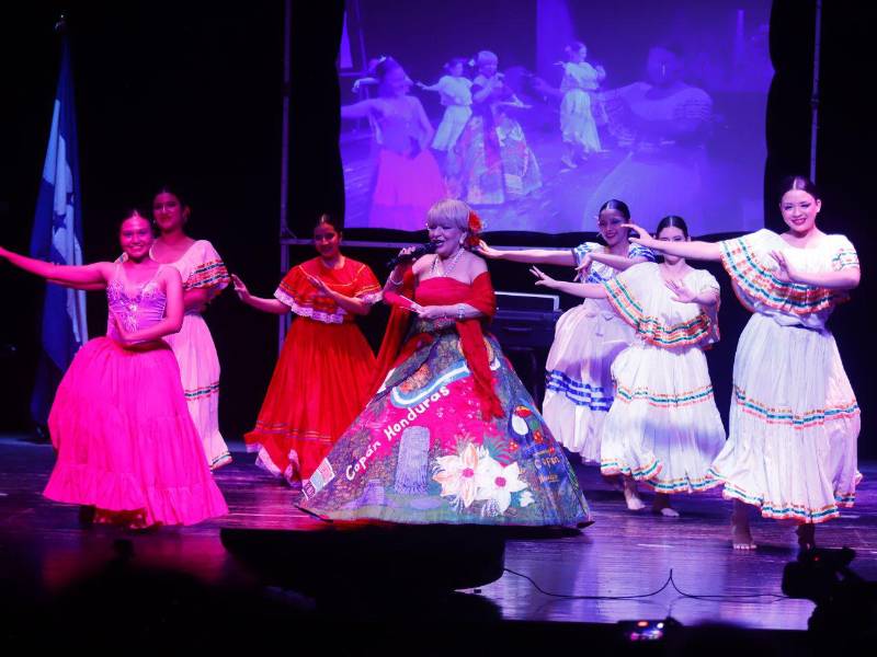 Celia de Honduras fue una de las primeras artistas en aparecer en el escenario junto al cuadro de danzas del CCI en una presentación llena de patriotismo.