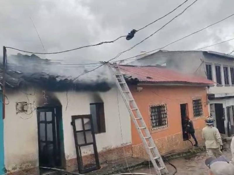 Un descuido doméstico estuvo a punto de terminar en una tragedia mayor la tarde de este jueves en un sector cercano al centro de la ciudad de Santa Rosa de Copán, cuando tres viviendas fueron consumidas por un voraz incendio.