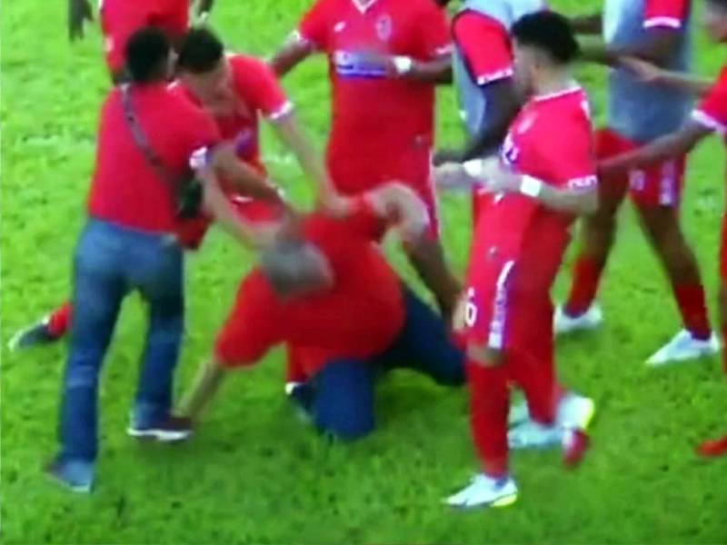 Boris Elencoff, directivo y hermano del presidente de la Real Sociedad, agredió a Mauro Reyes y los jugadores del equipo defendieron a su entrenador.