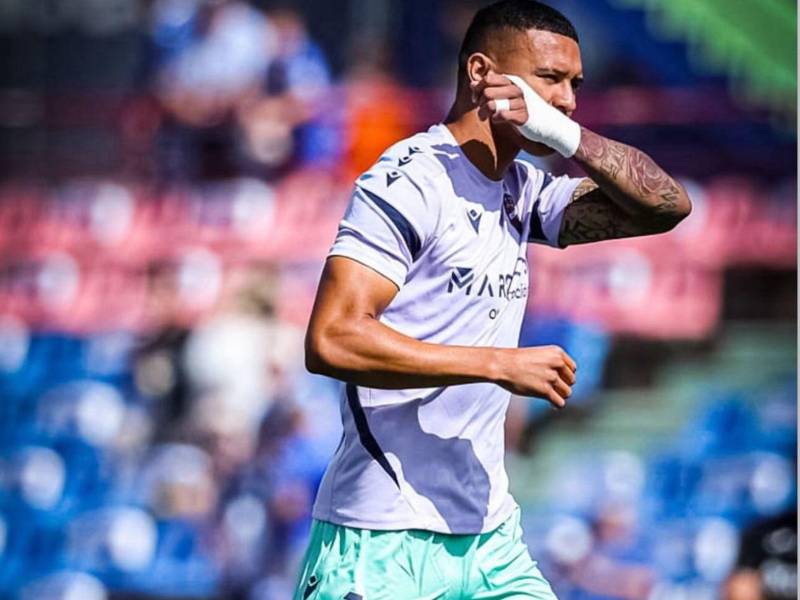 Kervin Arriaga jugando con el Levante en LaLiga de España.